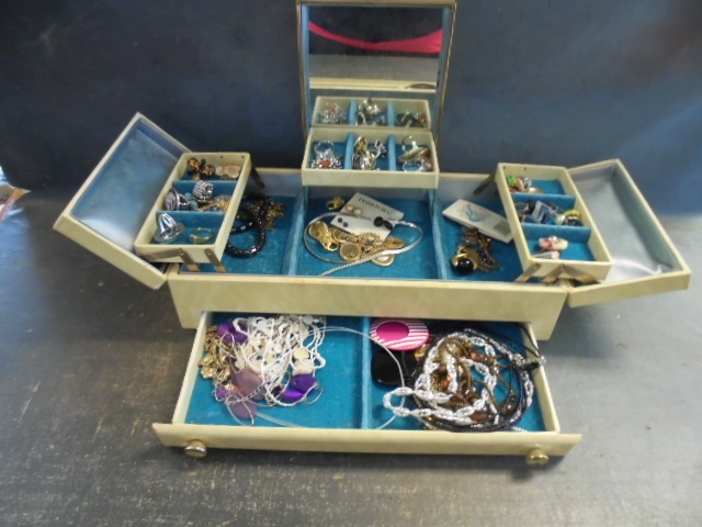 lot 91 image: Vintage Jewelry Box and Jewelry