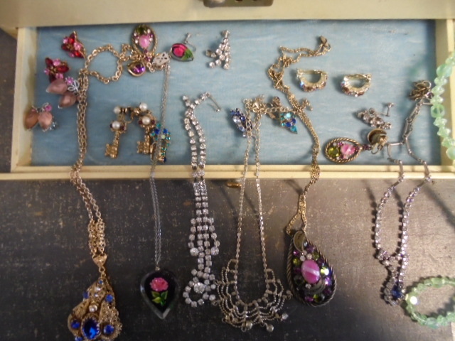 lot 92 image: Vintage Jewelry and Jewelry Box
