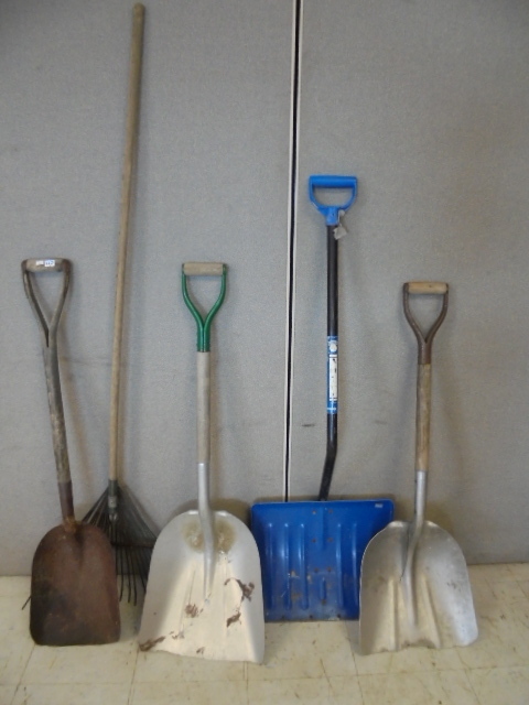lot 127 image: Yard Tools