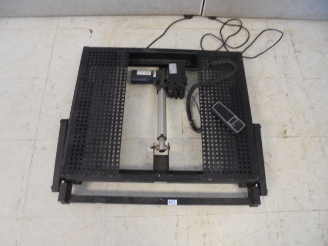 lot 141 image: Electric  Lift