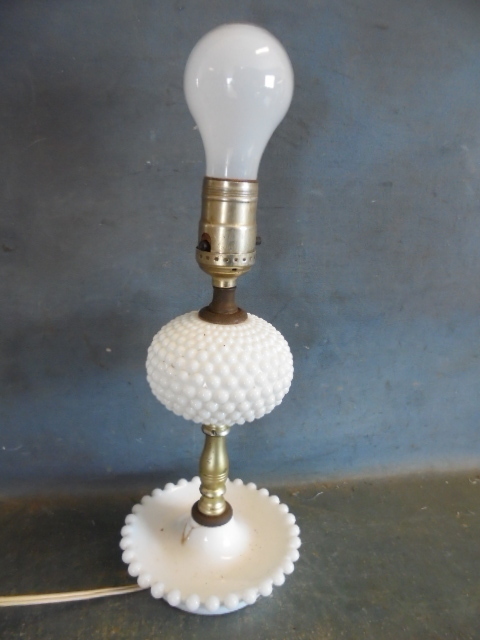 lot 150 image: Milk Glass Table Lamp