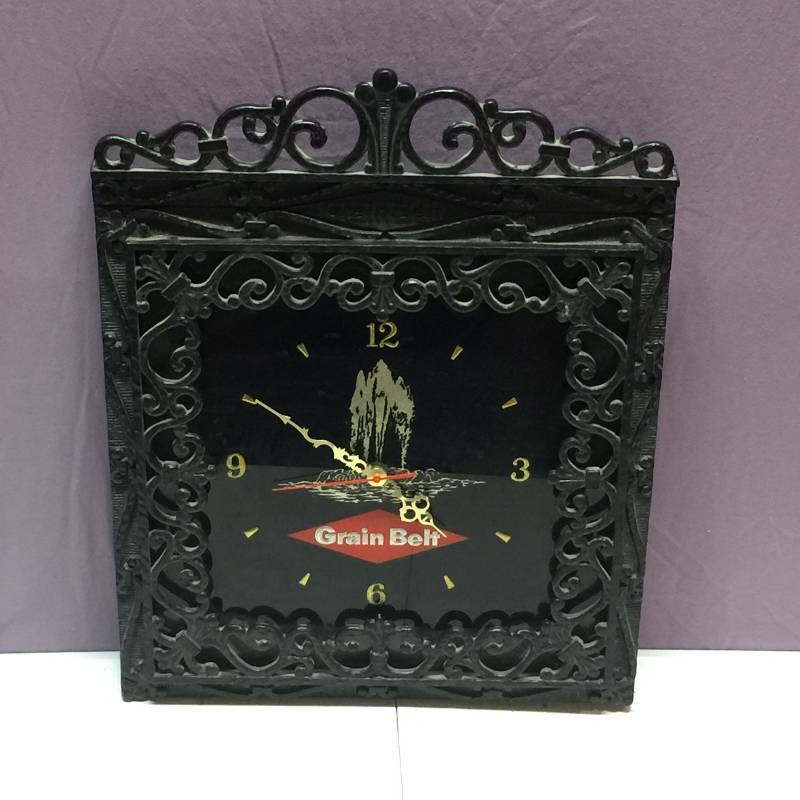 lot 2 image: Grain Belt Clock