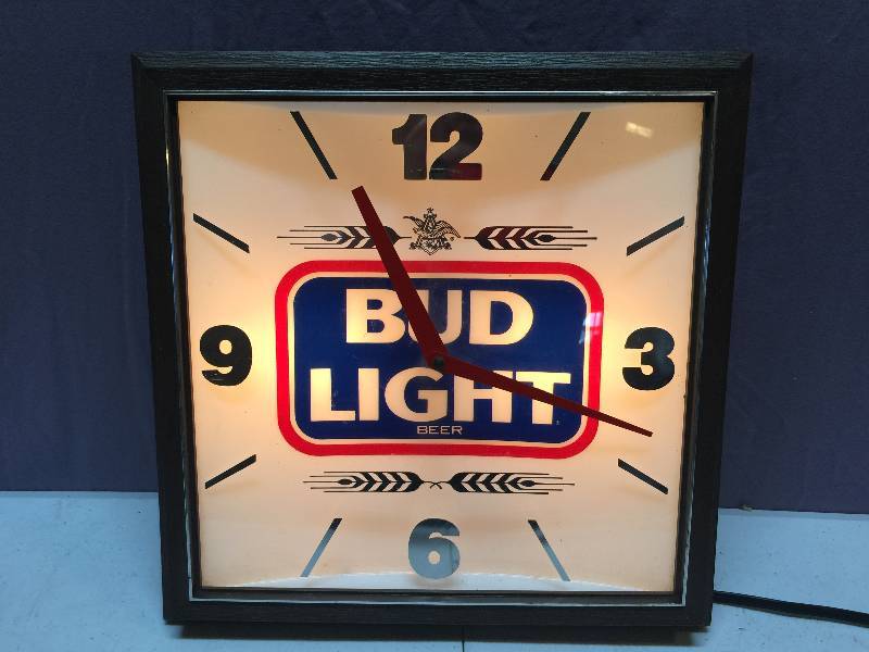 lot 11 image: Bud Light Light Up Clock