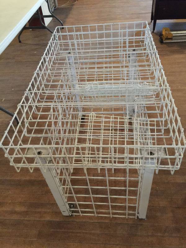 lot 123 image: Retail Drop Bin With Dividers