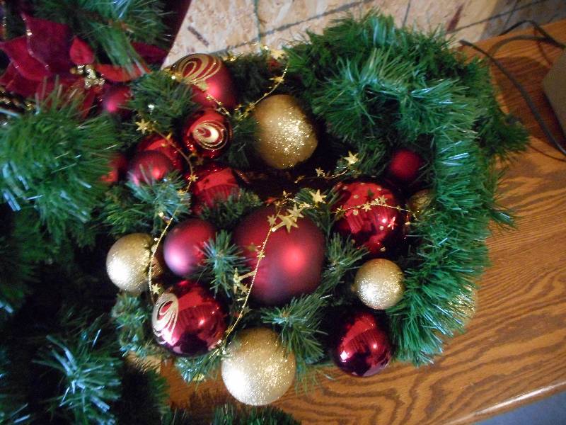 lot 42 image: Christmas Wreaths and Garland
