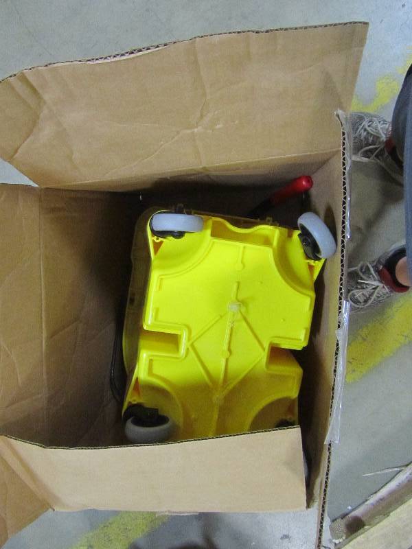 lot 14 image: Rubbermaid Commercial Products 35 Qt. Wavebrake Mop BucketWringer