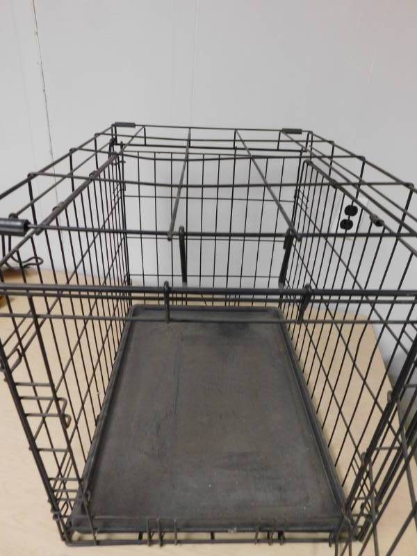 lot 26 image: Medium Pet Crate - 17(w)  x 19(h) x 24(d)