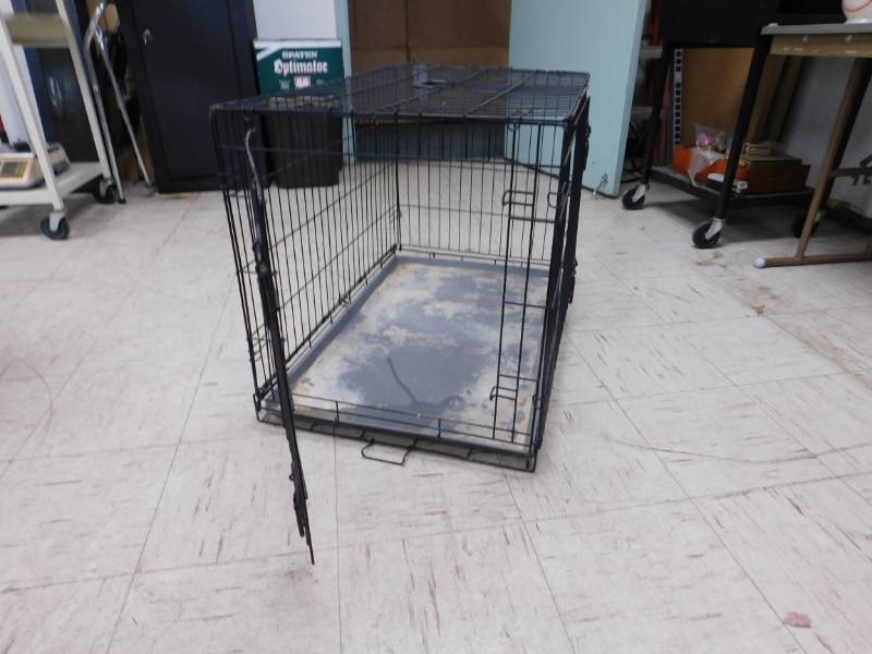 lot 28 image: Large Pet Crate - 22 x 24 x 36