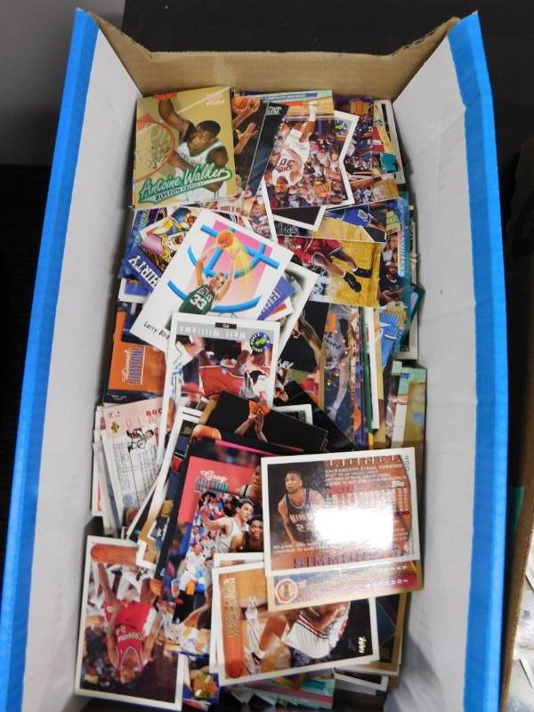 lot 33 image: Large lot of Collectible Sports Cards
