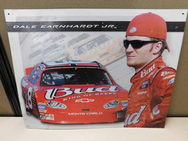 lot 34 image: Nascar Collectibles