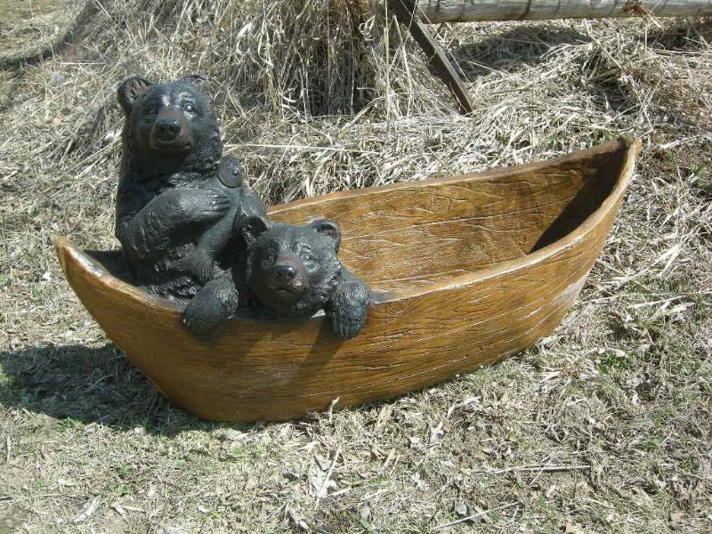 lot 8 image: Resin Bears on Boat