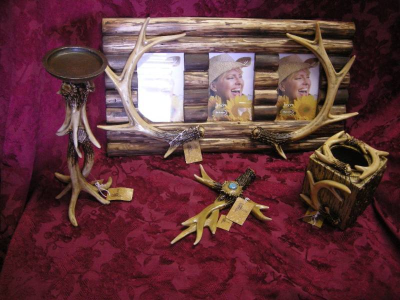 lot 9 image: Antler Themed Dcor