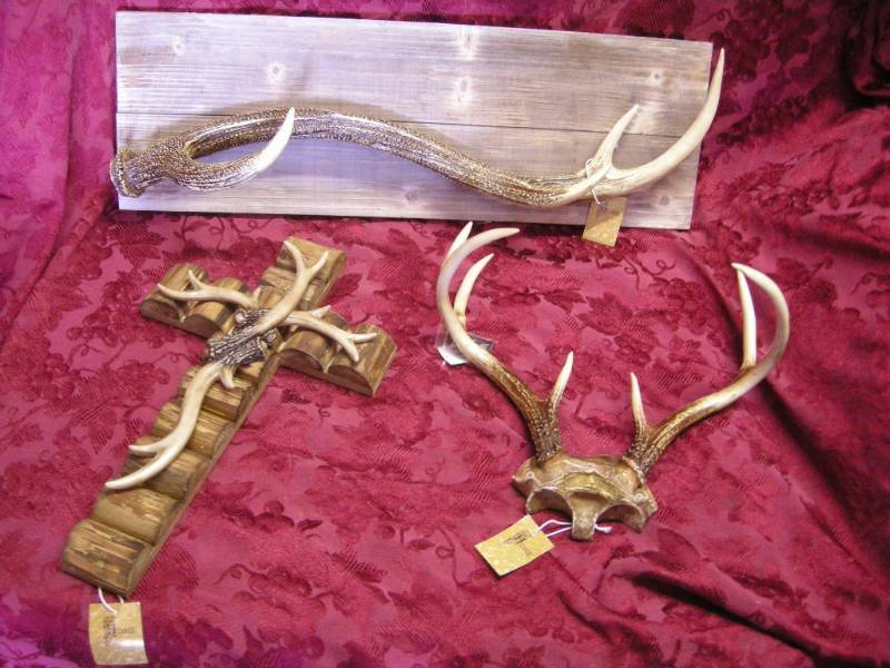 lot 10 image: Antler Gun Rack, Rack, Cross