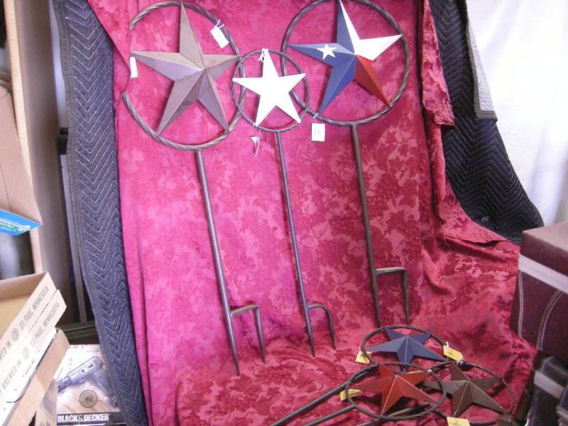 lot 14 image: Metal Star Garden Stake Dcor