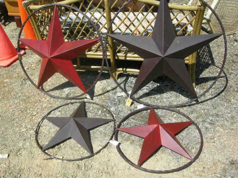 lot 17 image: 4 Metal Rope Circle Star Signs