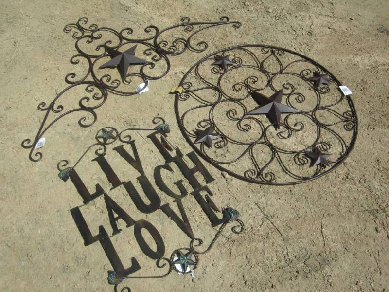 lot 18 image: Metal Star Themed Signs