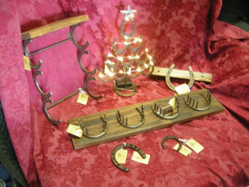 lot 22 image: Horseshoe Themed Dcor
