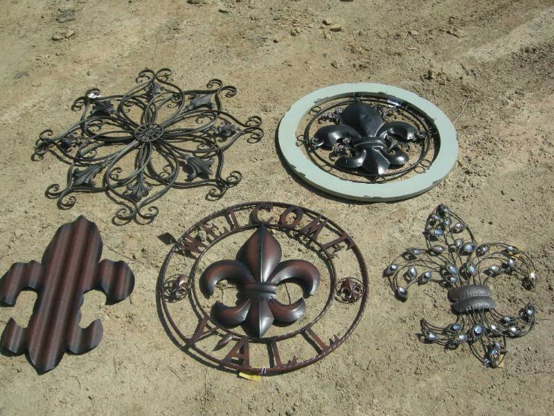 lot 23 image: 5 Fleur de Lis Signs