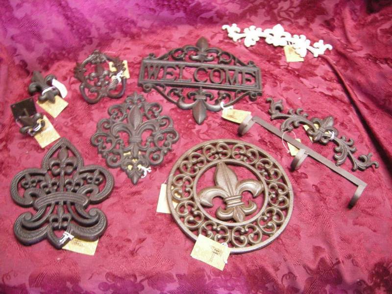 lot 25 image: Metal Fleur de Lis Dcor