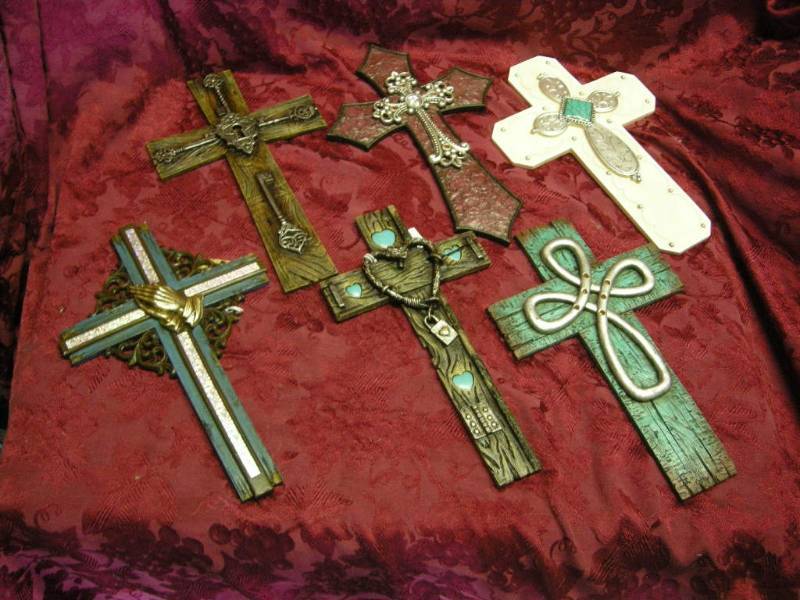 lot 32 image: 6 Resin Crosses