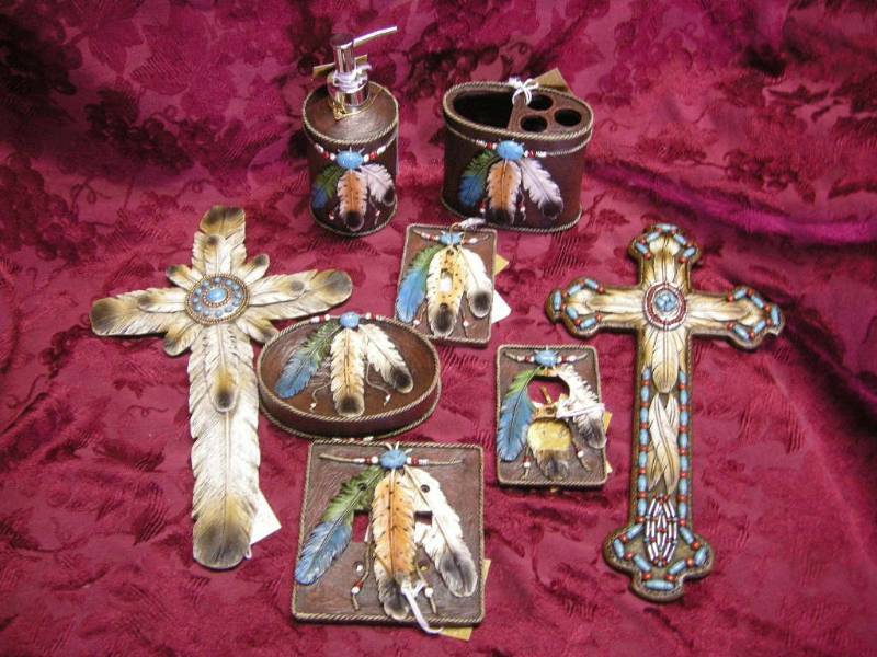 lot 43 image: Western Feather Themed Decor