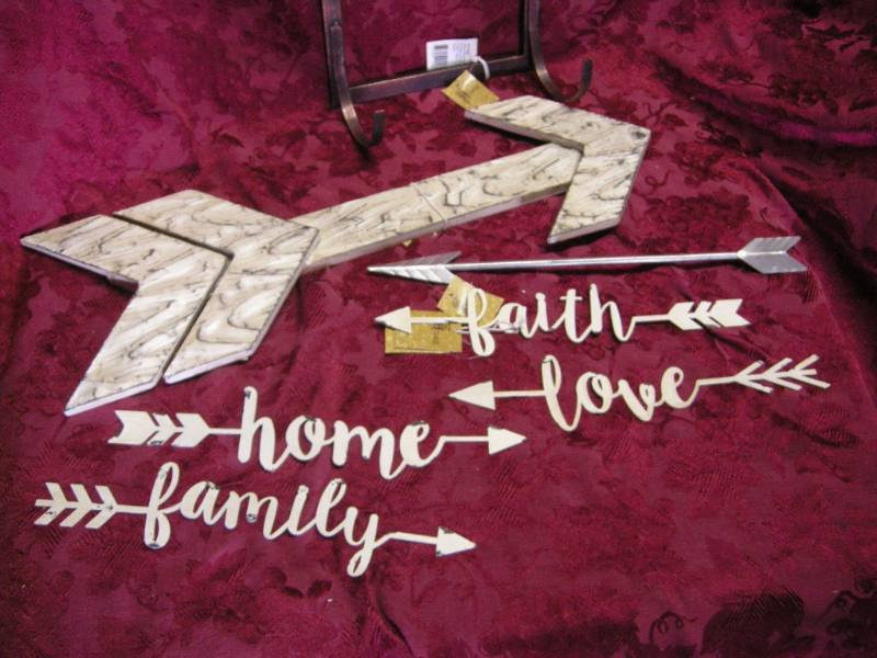 lot 44 image: Metal Arrow Themed Dcor