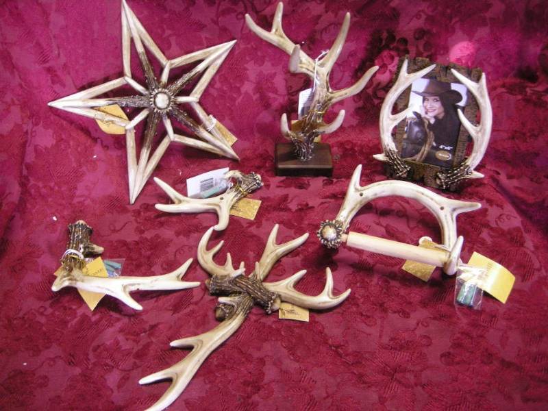 lot 53 image: Antler Themed Dcor