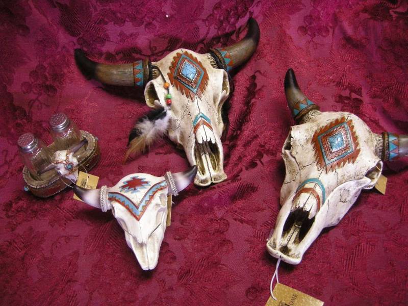 lot 63 image: Western Skull Dcor