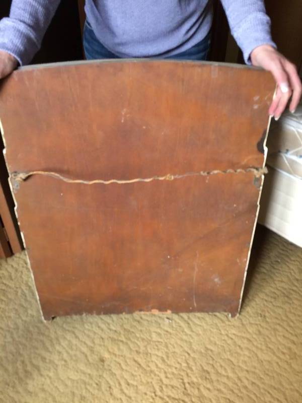 lot 25 image: Antique Mirror 32 x 25