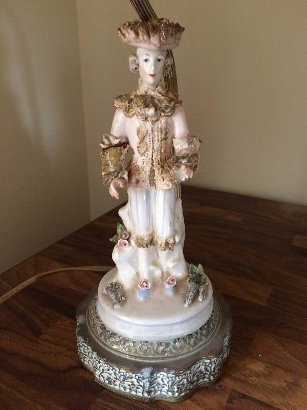 lot 5 image: Antique Figural  Lamp