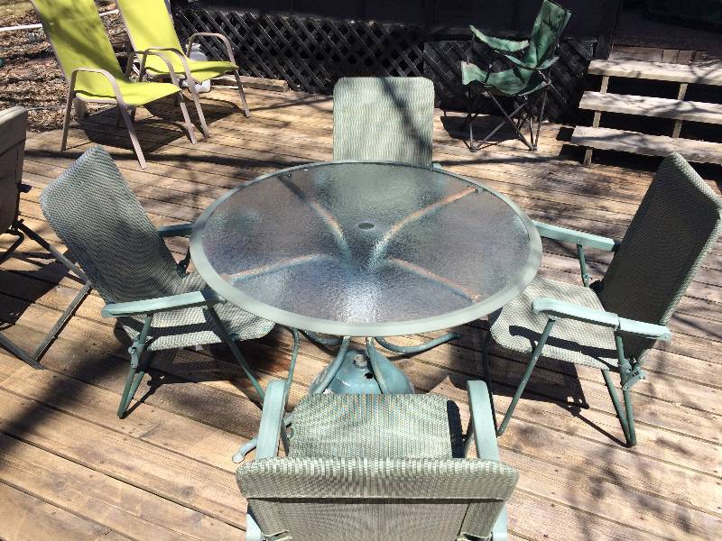 lot 33 image: Outdoor Patio Set Glass Table & 4 Chairs