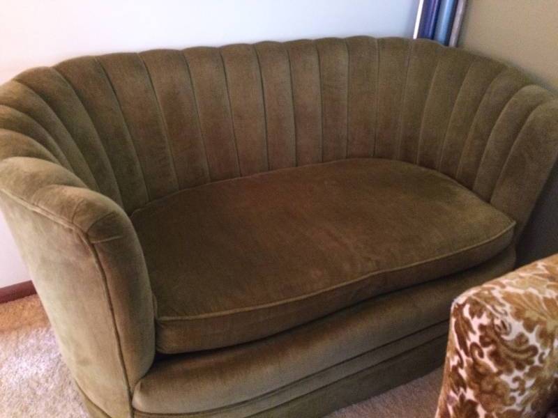 lot 73 image: Mid Century Gorgeous Green Velvet Tufted Settee - Excellent Condition 55 Length 27 Height 