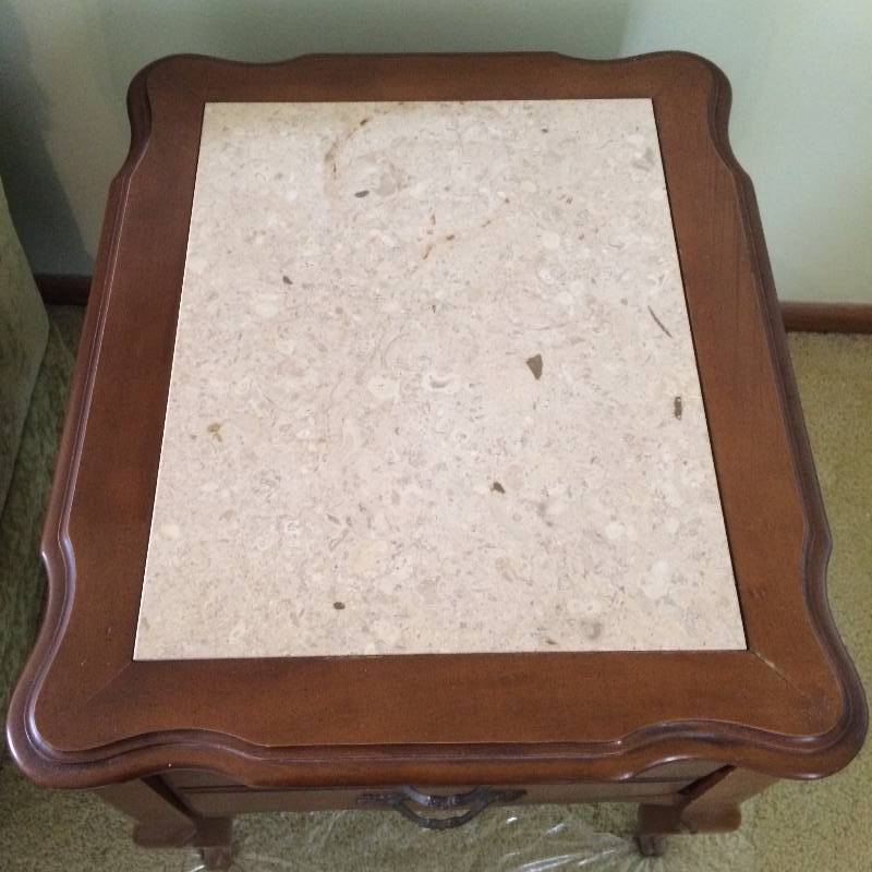 lot 82 image: Mid Century Mersman Faux Mable Tile Queen Anne Style Two Drawer End Table With Cabriole Legs - Very Nice Conditon 25 Length 21 Height  21 width