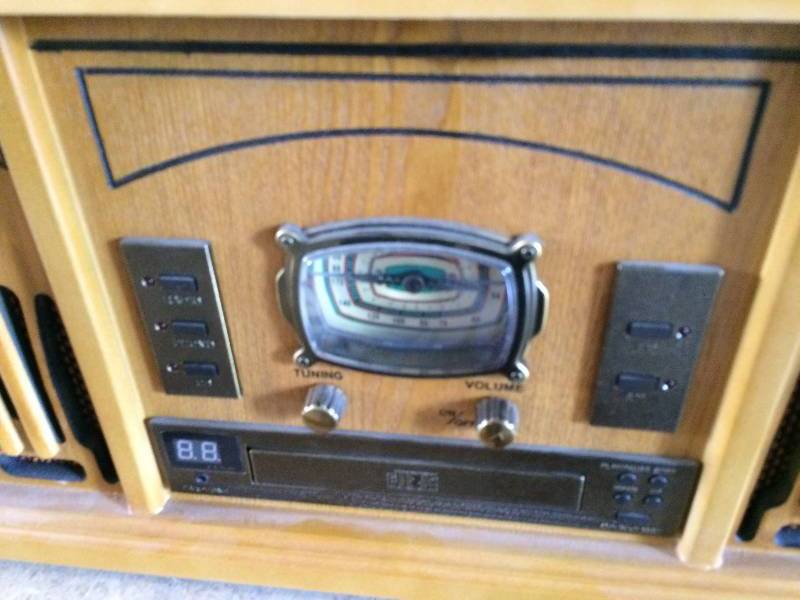 lot 87 image: Awesome Radio Record Player - Excellent Working Condition