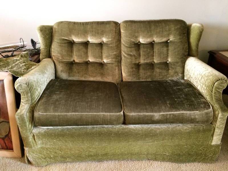 lot 94 image: Spectacular & Immaculate MCM Green Velvet Tufted Loveseat 54 Length 31 Height 