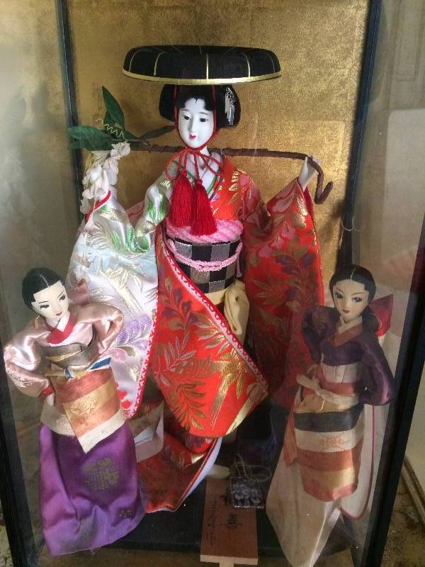 lot 100 image: Vintage Asian Dolls In Glass (Two Small Dolls Added Later) -&nbspItems Gifted To The Family by Naozo Nagai, Mayor of Osaka Japan, Sister City of Maple Grove