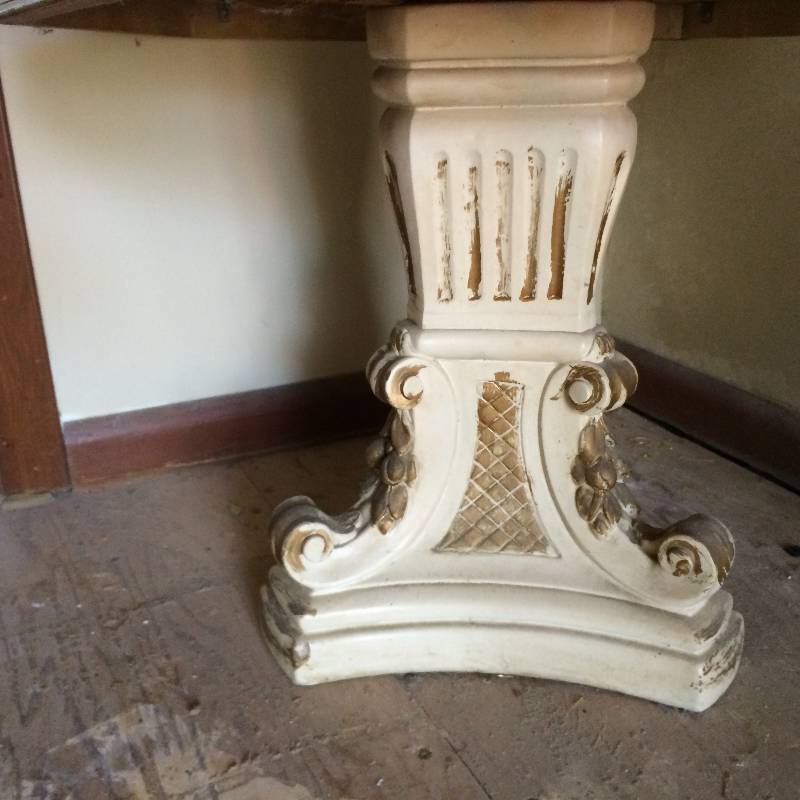 lot 98 image: MCM Hollywood Regency Gold Leaf Top With Roman Column Pedestal Small Side Table - Beautiful