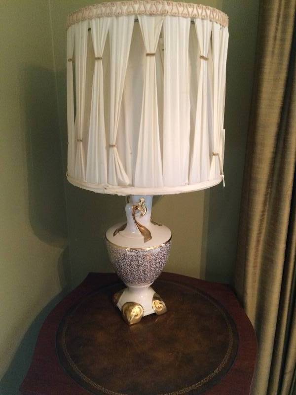 lot 109 image: Lovely Hollywood REgency Vintage Lamp - Lamp Is in great shape - Shade is falling apart due to age.