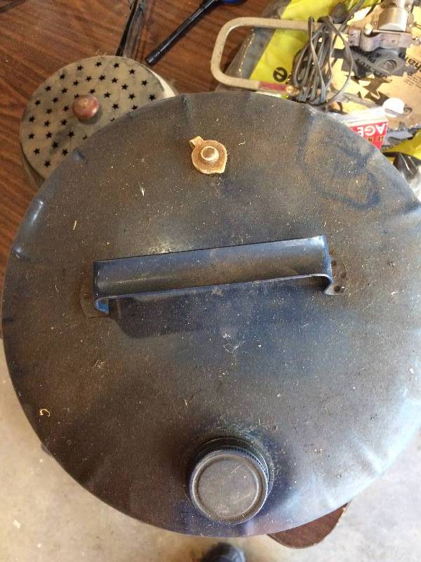 lot 129 image: Kerosene Gas Can - Large