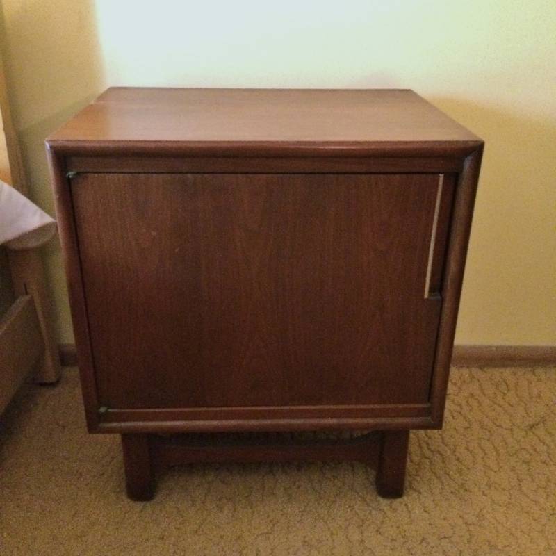 lot 156 image: WOWOW Mid Century Modern Retro Cavalier End Table - Excellent Condition 