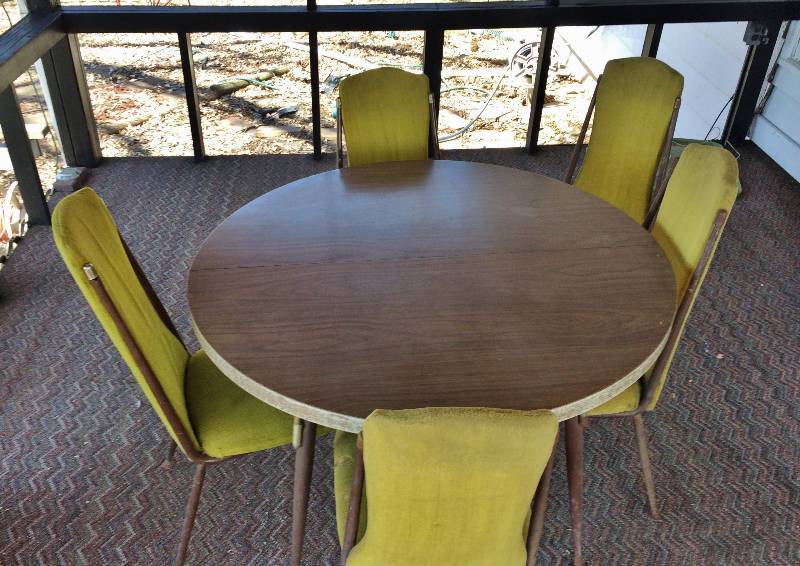 lot 32 image: Mid Century Modern Kitchen Dinette With 5 Chairs (have been recovered) & Two Extension Leafs
