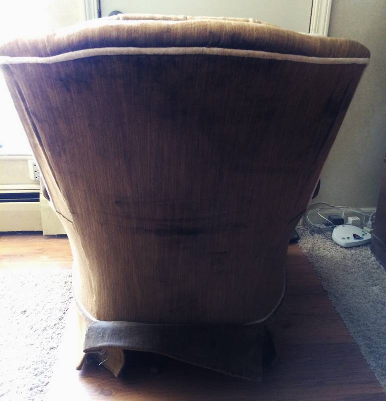 lot 48 image: Super Nice Vintage 1980s Brown Velvet Tufted Arm Chair