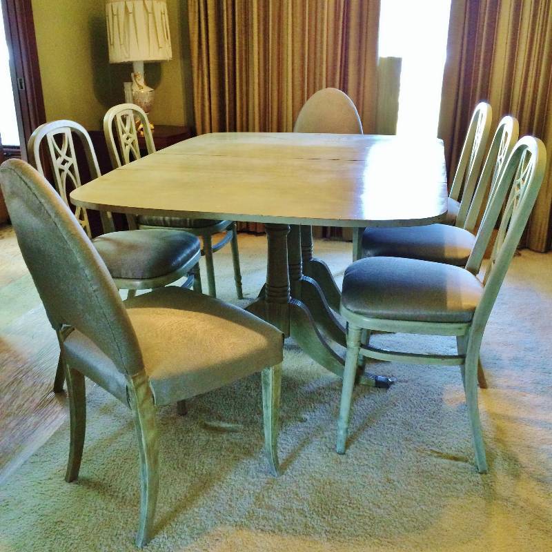 lot 108 image: Spectacular Distressed Antique Duncan Phyfe Dining Table With 7 Distressed Cushioned Antique Chairs & Two Extra Leaves Plus Protective Topper - Table Folds Down Too - Just Stunning To Look At  See All Pics 