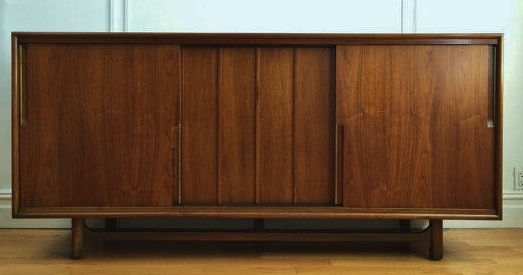 lot 157 image: WOWOW Mid Century Modern Retro CAVALIER Sliding Front 3 Door Panel Dresser  Credenza - Excellent Condition