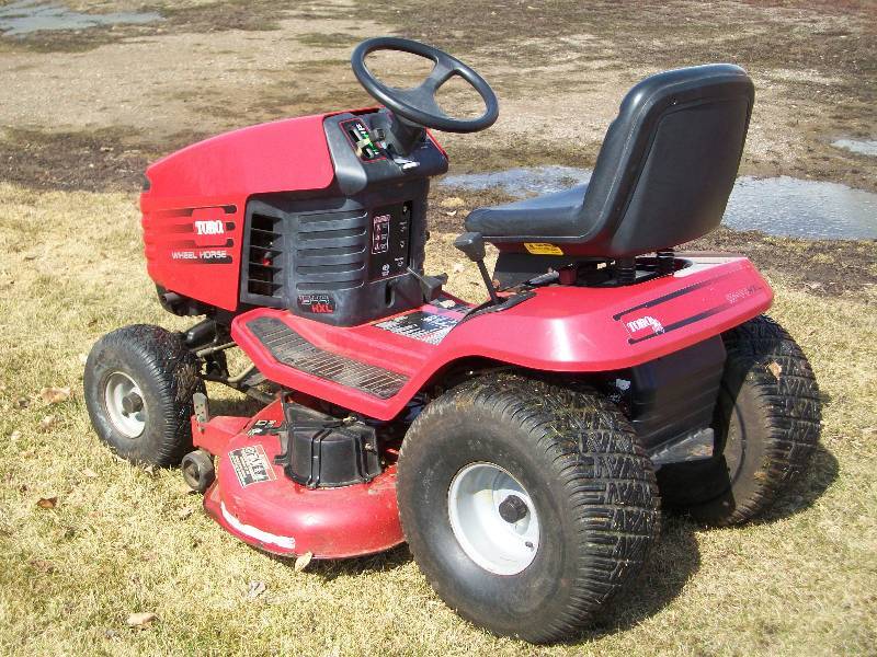 lot 1 image: Toro Riding Lawn Mower