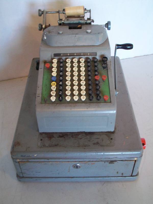 lot 3 image: Vintage Cash Register