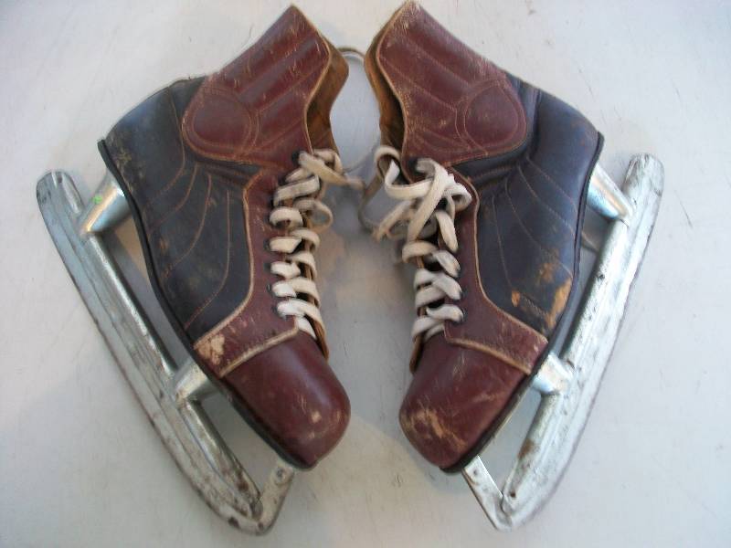 lot 10 image: Vintage Skates