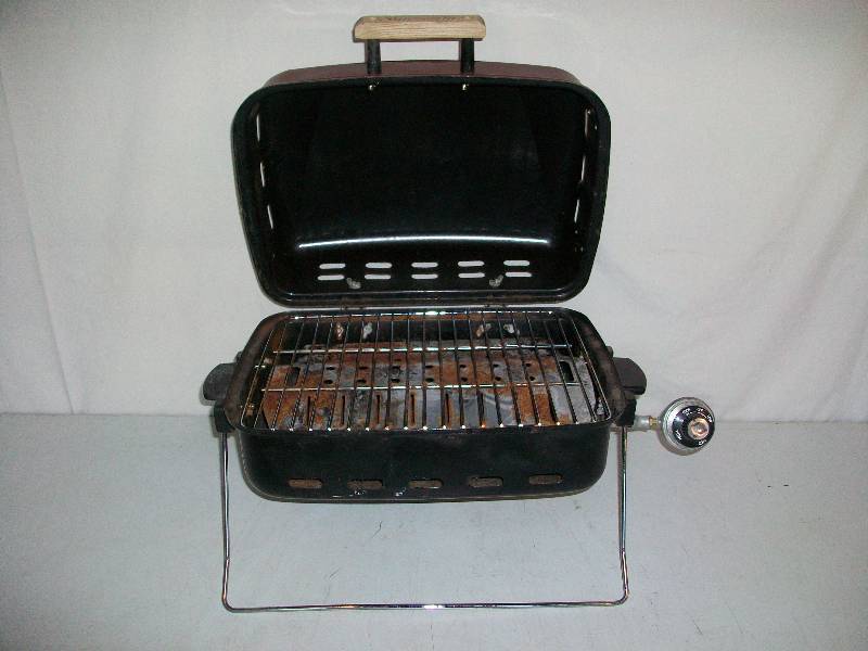 lot 28 image: Sunbeam Camp Stove & Cooler