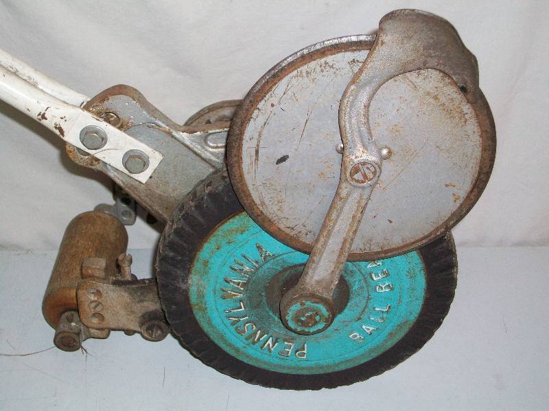lot 46 image: Vintage Lawn Edger