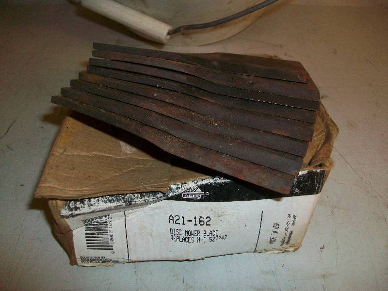 lot 85 image: NEW Discbine Knives